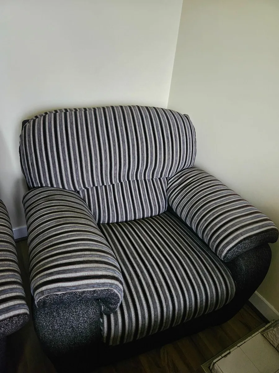 3 1 1 reclining - Image 1