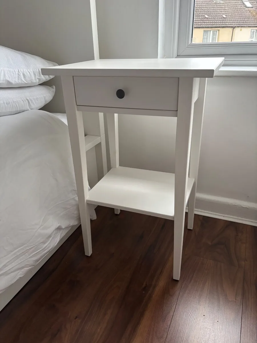 Pair of bedside tables - Image 1