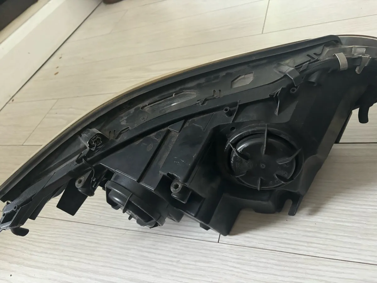 Right Headlight Bmw 520D - Image 2