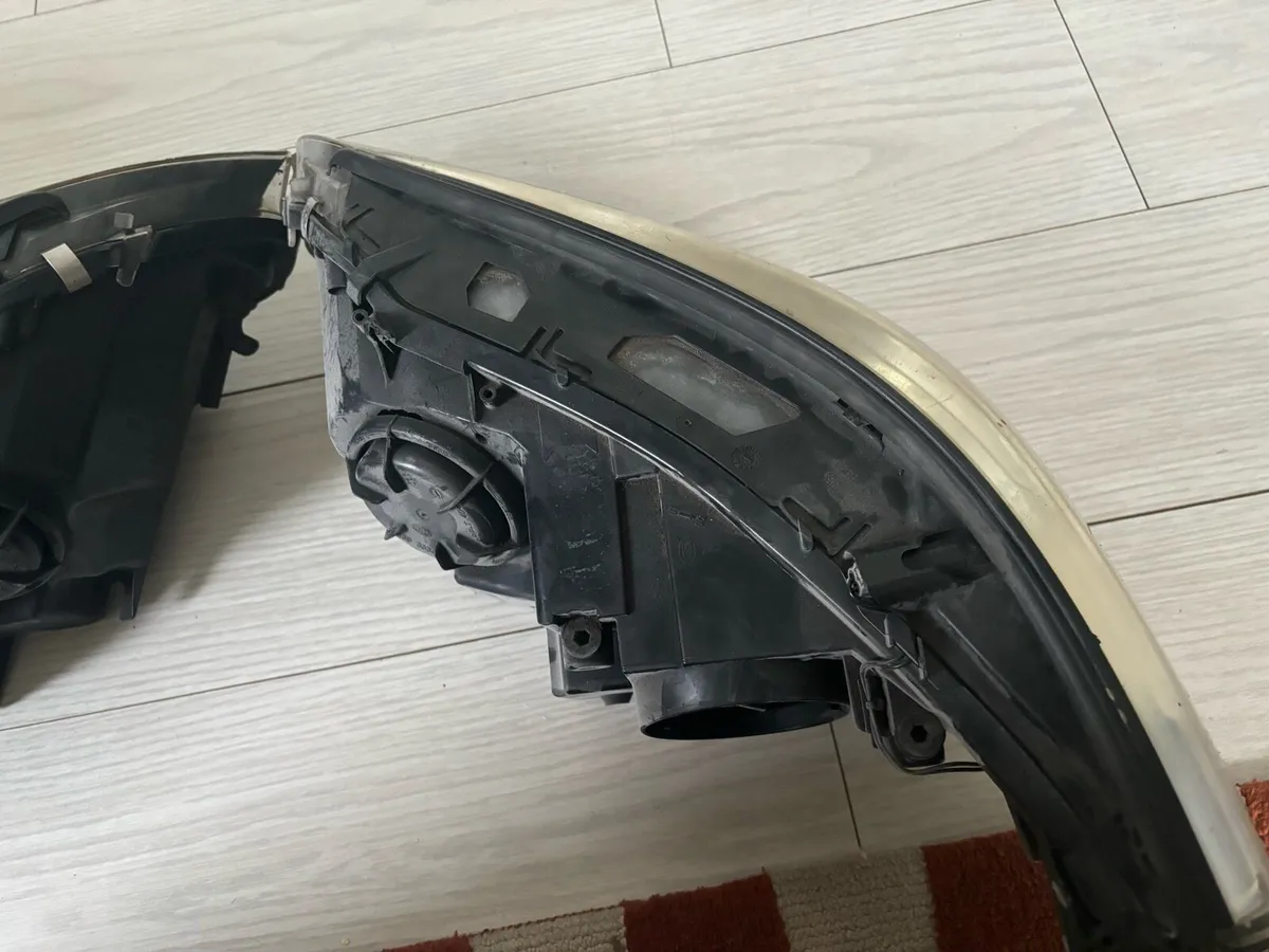 Right Headlight Bmw 520D - Image 4