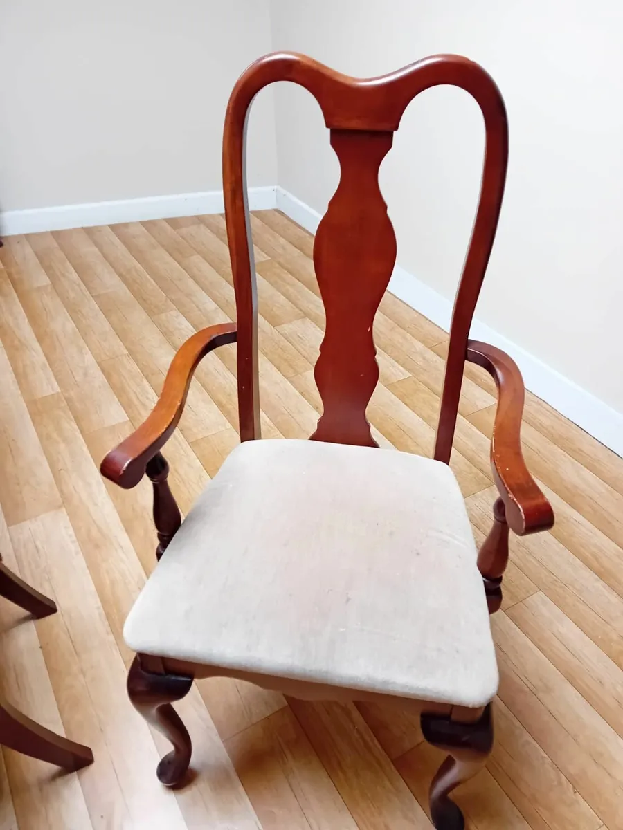 Solid mahogany extending dining oom  plus 6 chairs - Image 2
