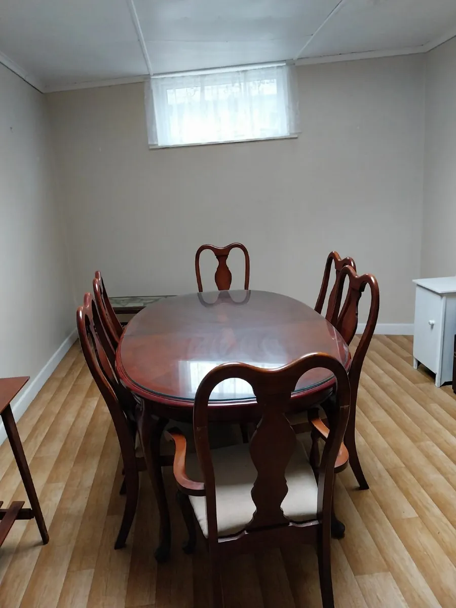 Solid mahogany extending dining oom  plus 6 chairs - Image 3