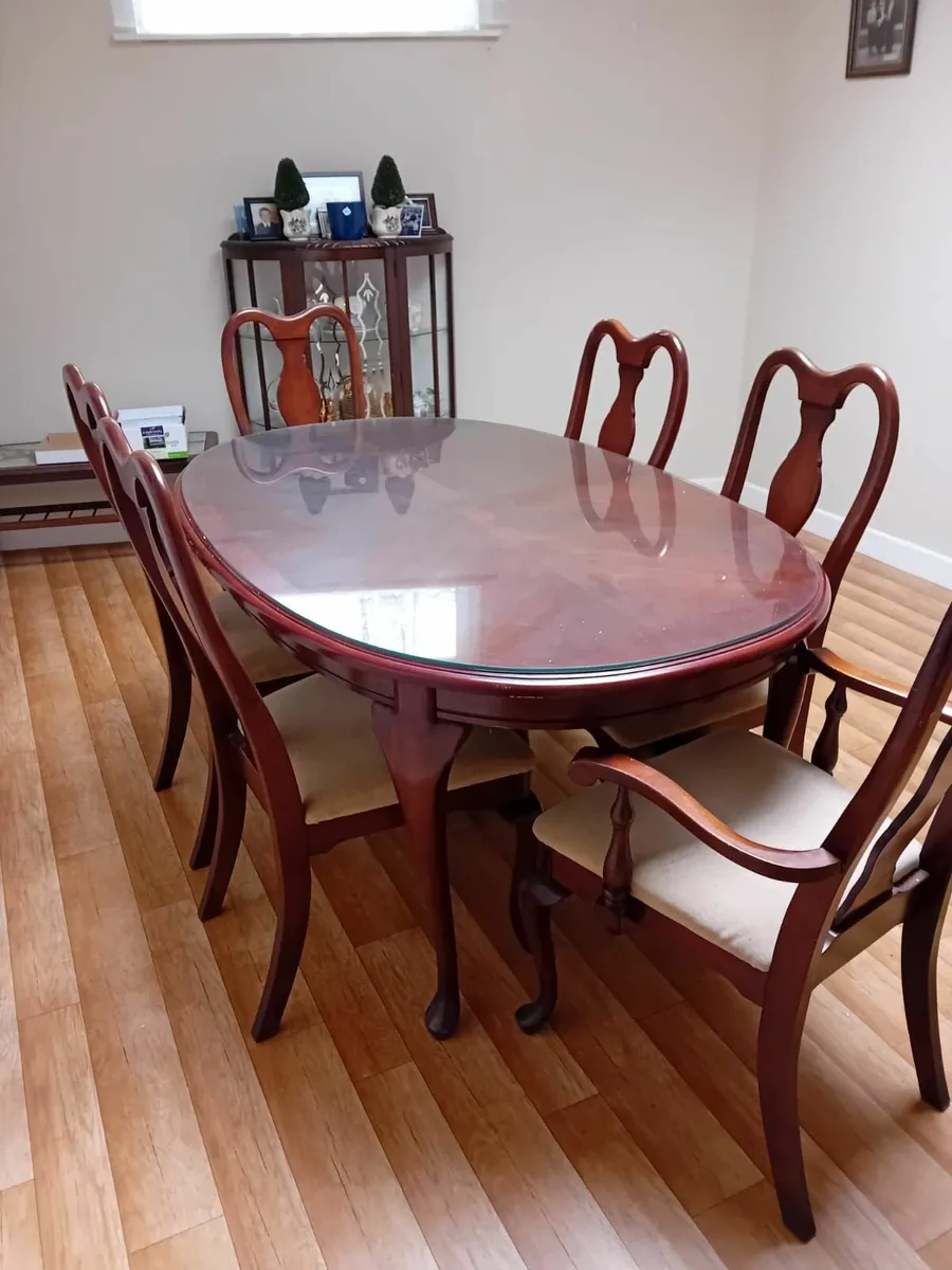 Solid mahogany extending dining oom  plus 6 chairs - Image 1