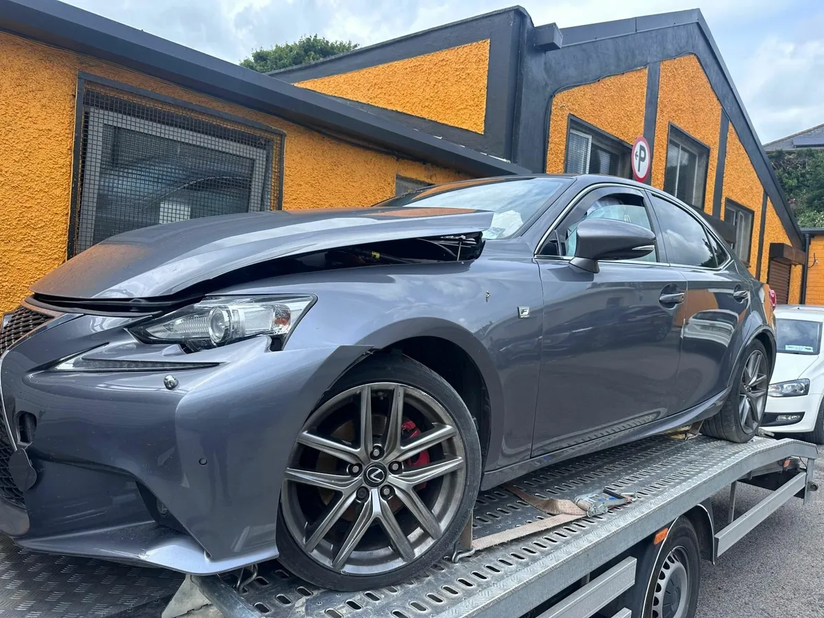 2014 lexus is300h - Image 1