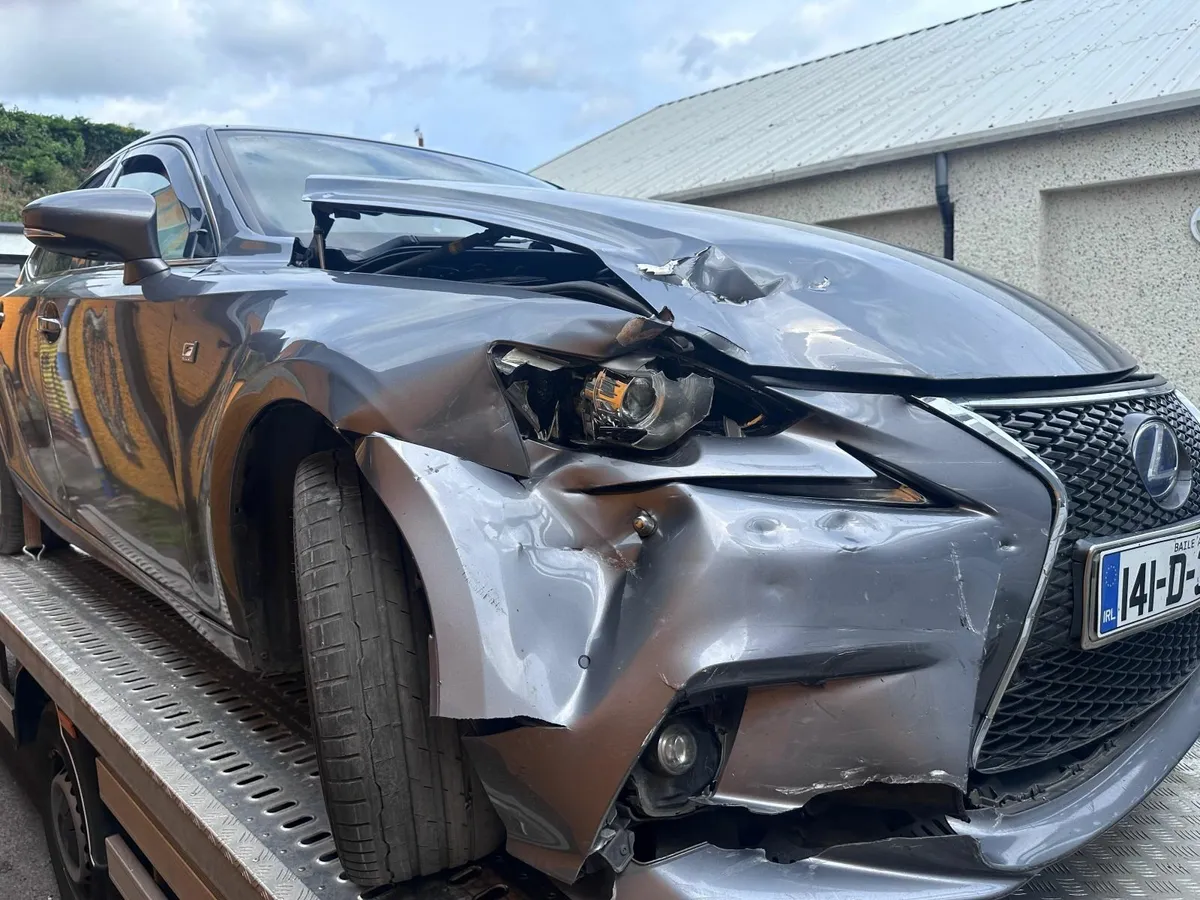 2014 lexus is300h - Image 2