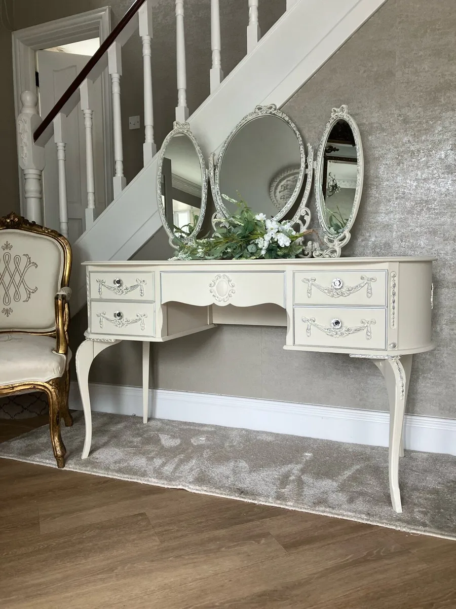 Dressing table and mirror - Image 1