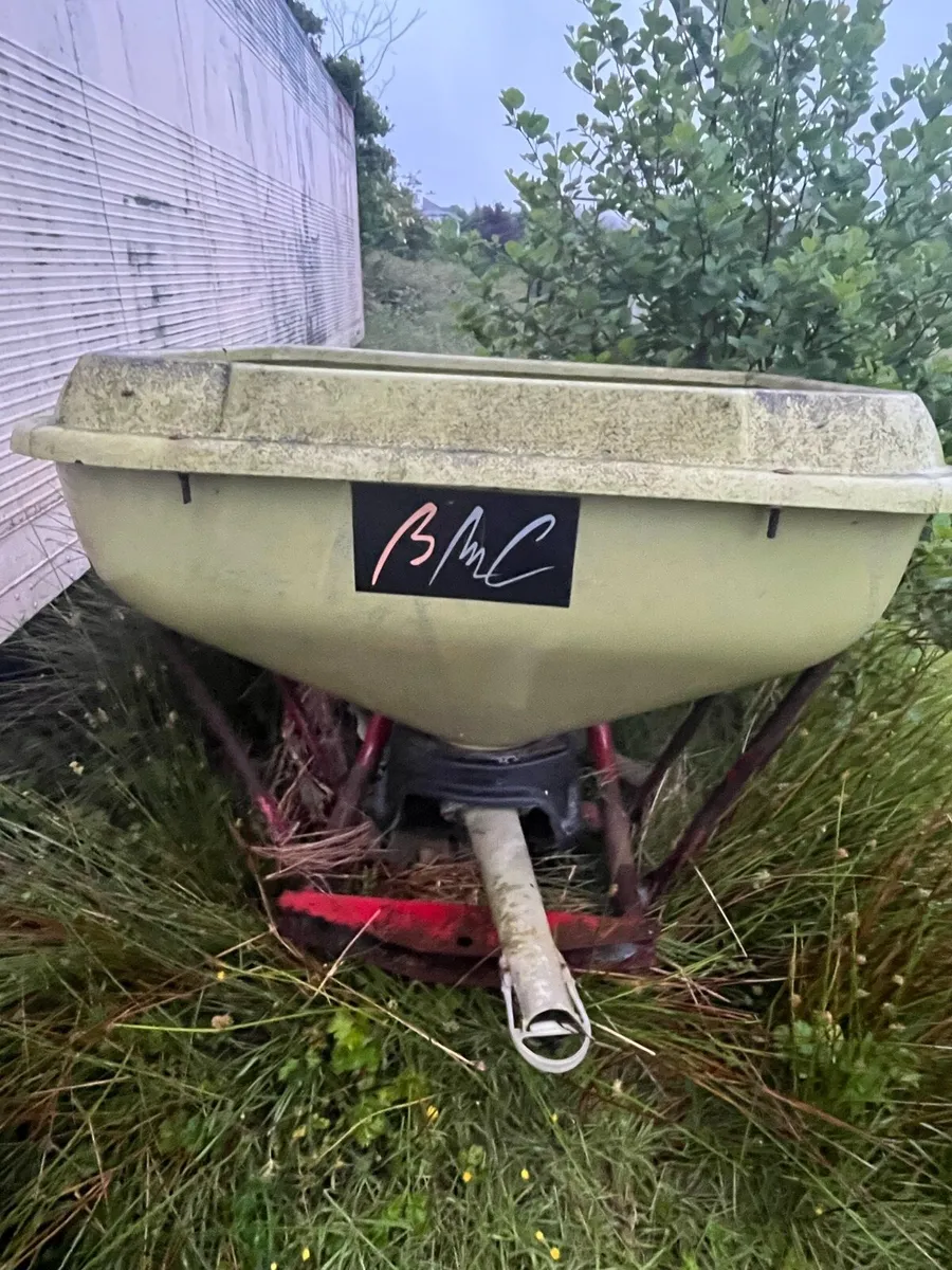 Fertilizer spreader - Image 1