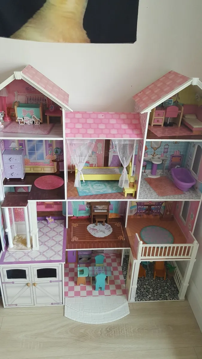Doll House with accessories - Image 1