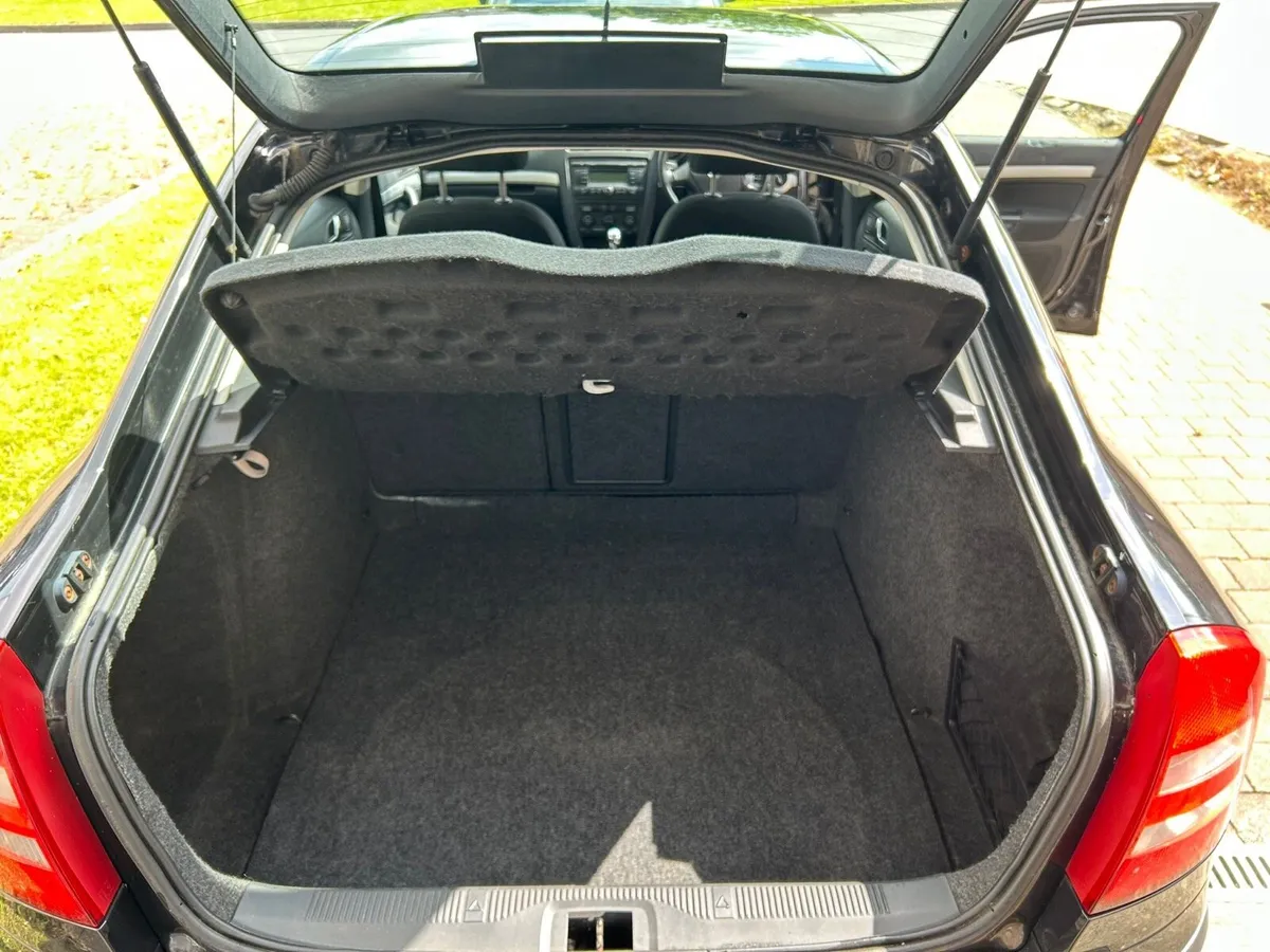2007 Black Skoda Octavia 1.4 Petrol - Image 4