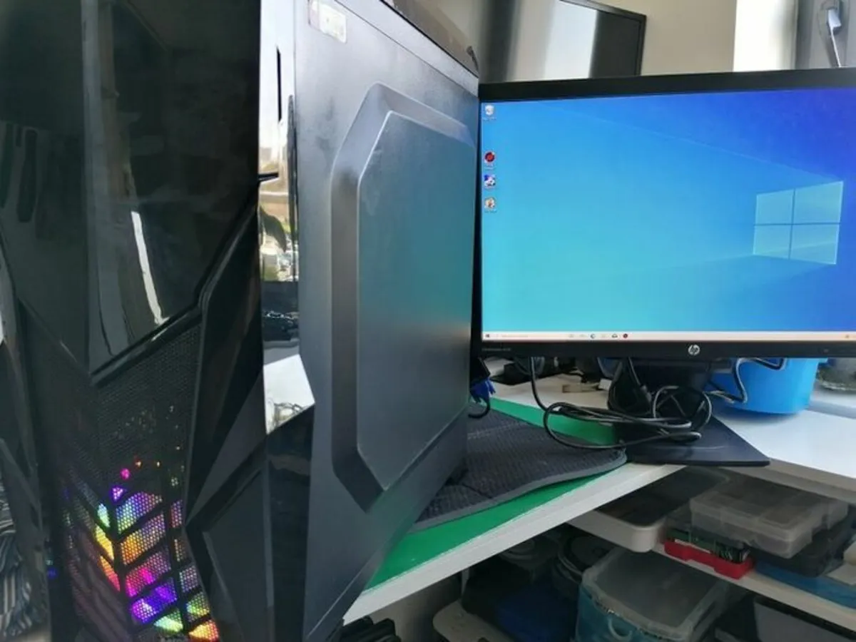 Gaming PC with 24 Handspree monitor - Image 1