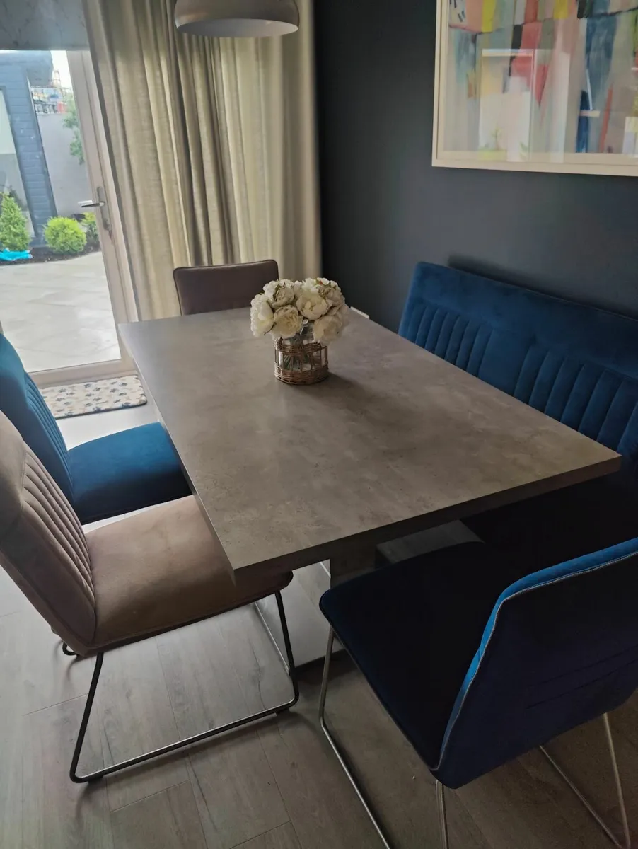 Dining table and chairs - Image 1