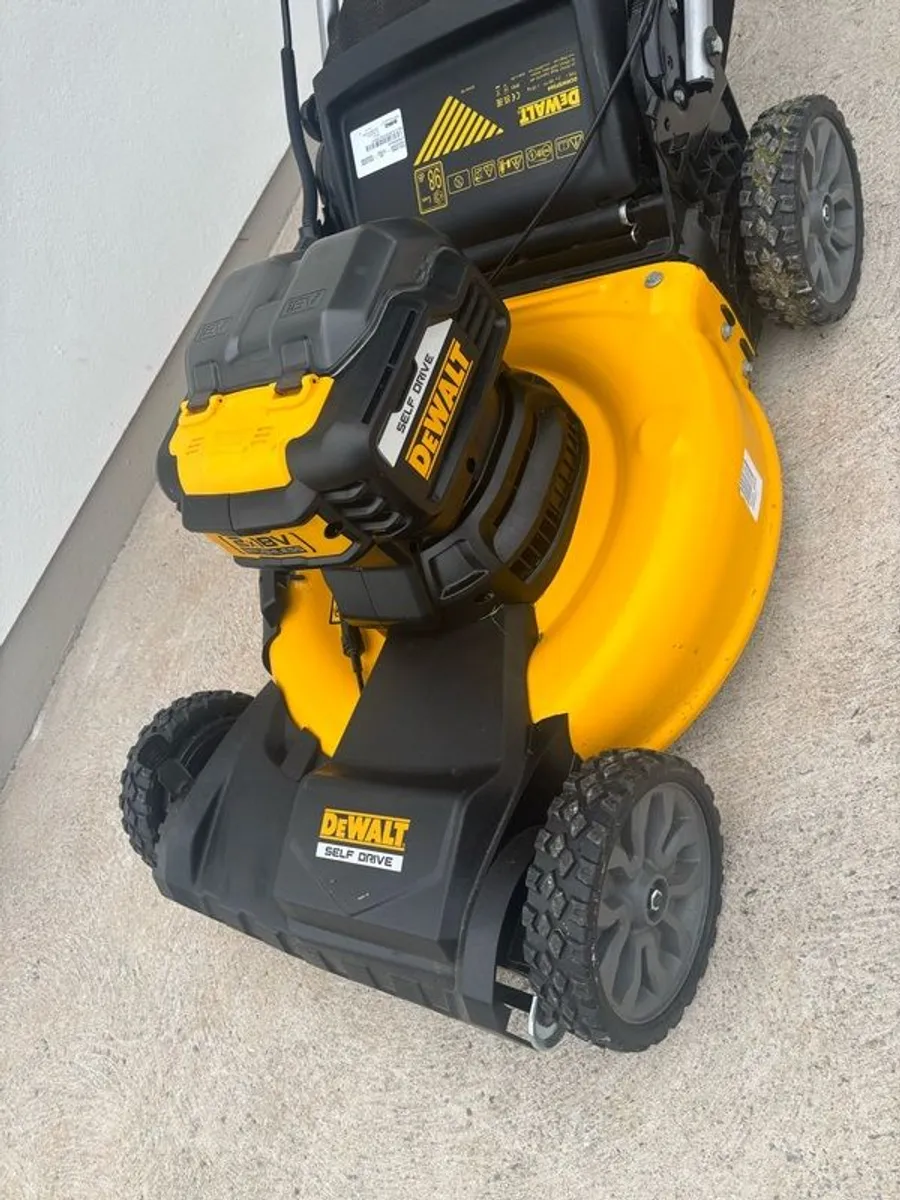 Dewalt lawn mower 2x 18V - Image 1