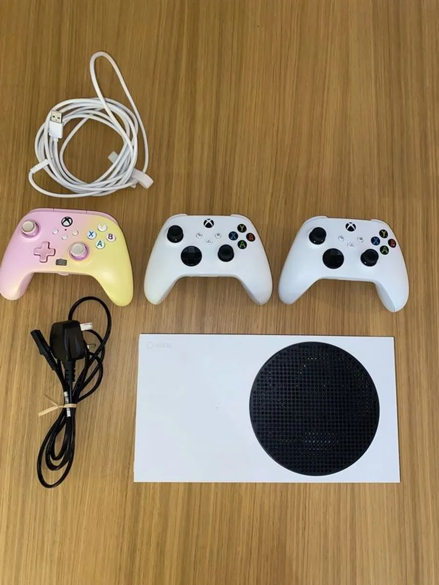 Xbox Series S console - Image 1
