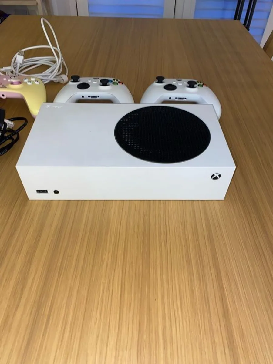 Xbox Series S console - Image 2