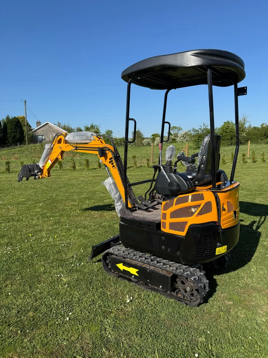 1.3T mini digger - Image 1