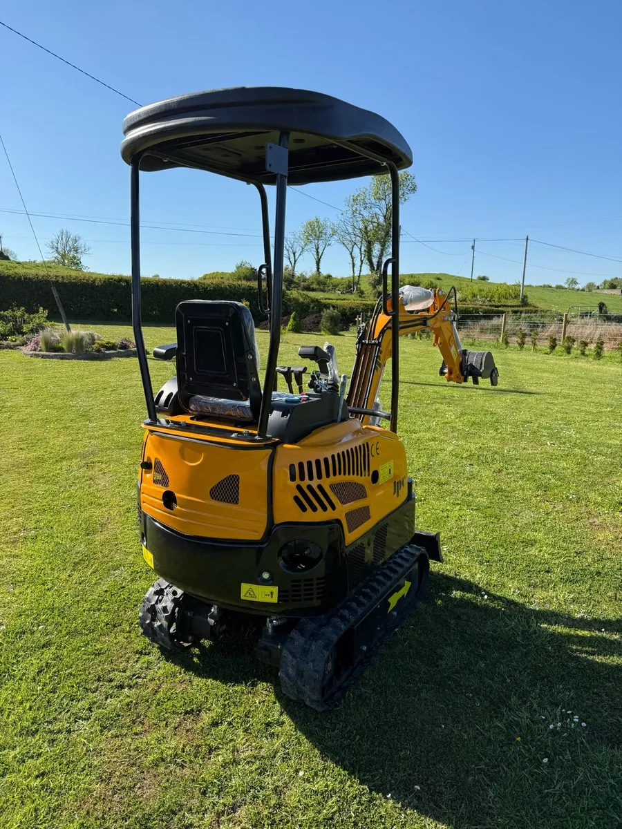 1.3T mini digger - Image 2