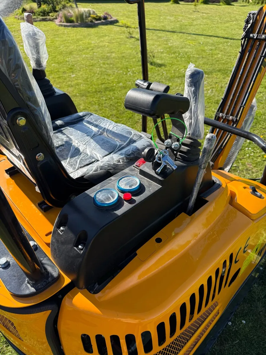 1.3T mini digger - Image 3