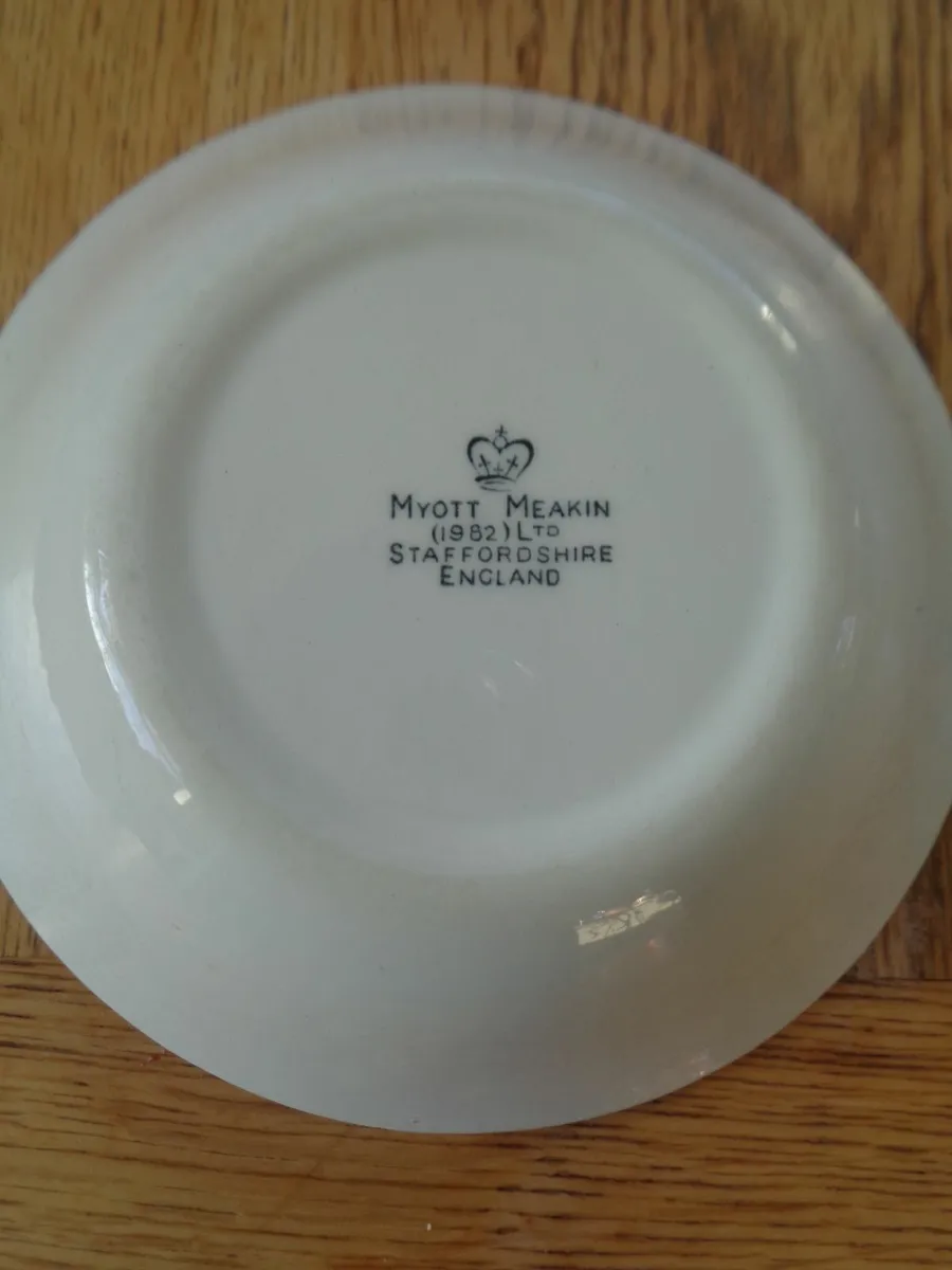 White Desert/Soup Dishes x 5 for Sale - Image 4