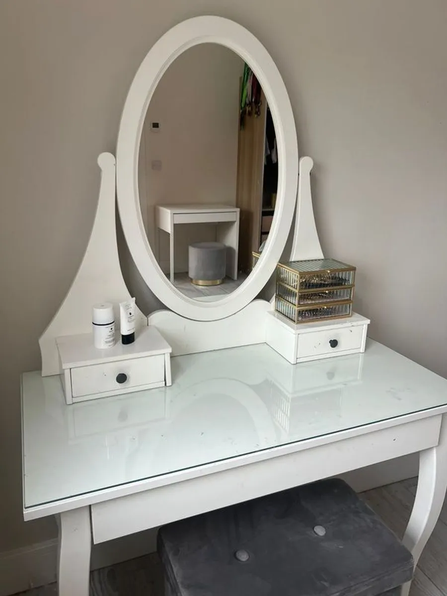 vanity table - Image 1