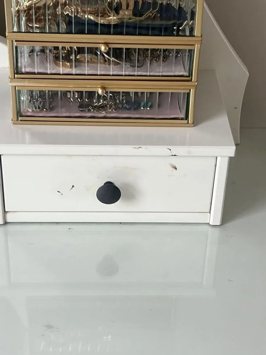 vanity table - Image 2