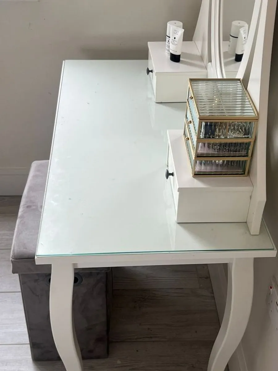 vanity table - Image 3