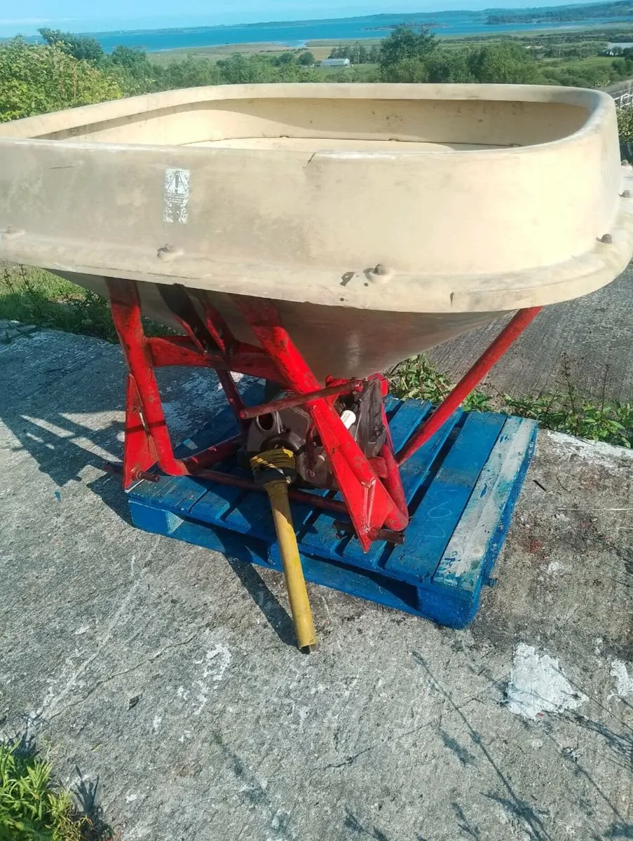 Vicon 1002 Fertilizer Spreader 1000kg - Image 1