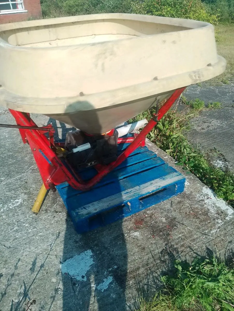 Vicon 1002 Fertilizer Spreader 1000kg - Image 2