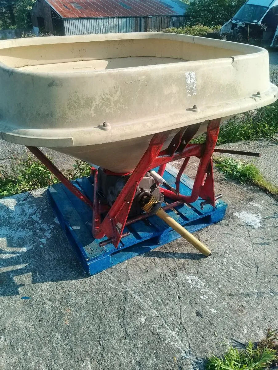 Vicon 1002 Fertilizer Spreader 1000kg - Image 3