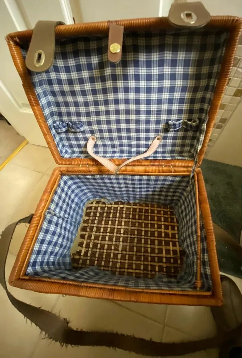 Large Wicker Picnic Basket with Handles and Strap - Image 3