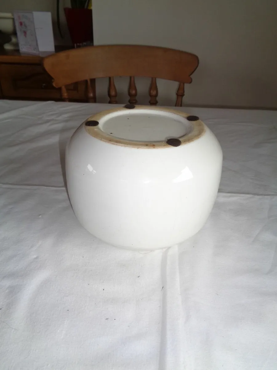 White Ceramic Pot for Sale - Image 4