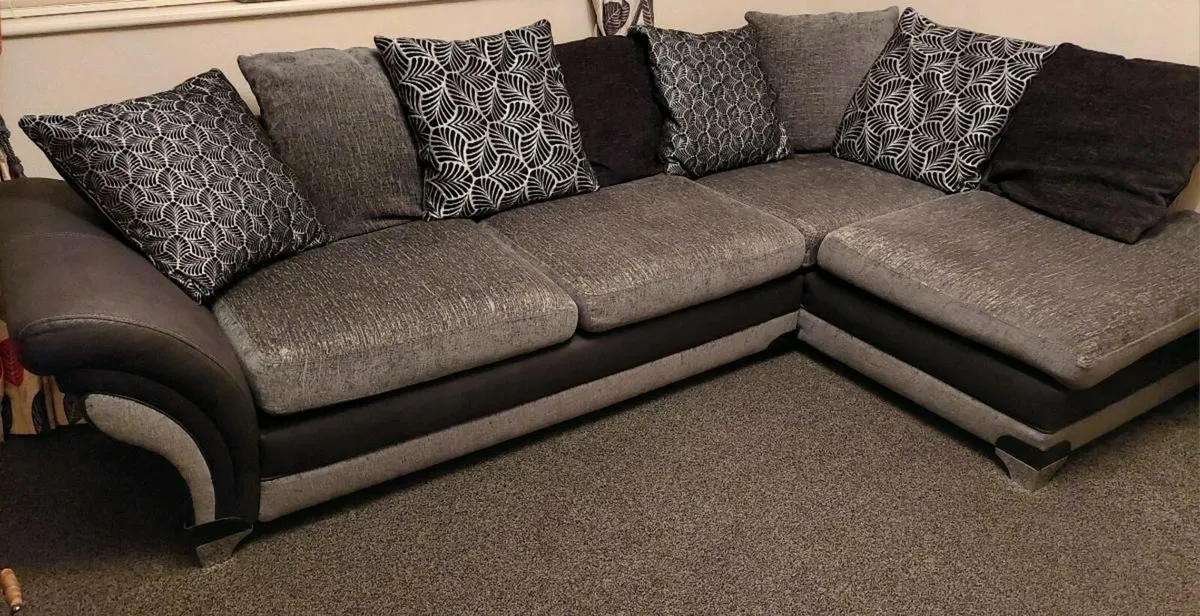 Corner couch - Image 1