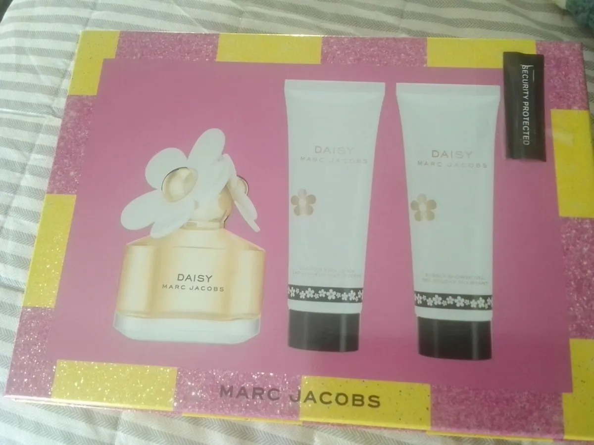 MARC JACOBS DAISY: 50mls  GIFT SET NEW - Image 2