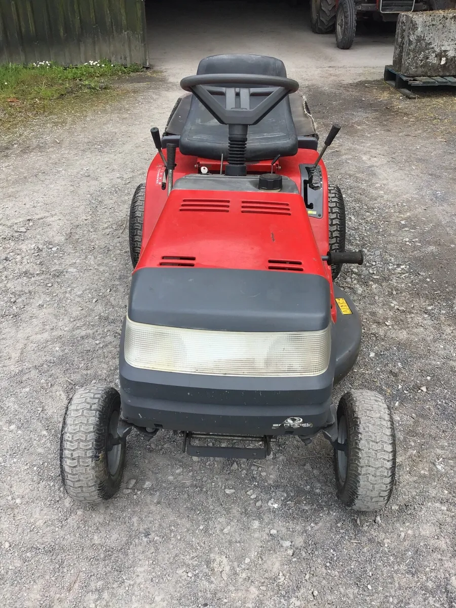 Ride on lawnmower - Image 1