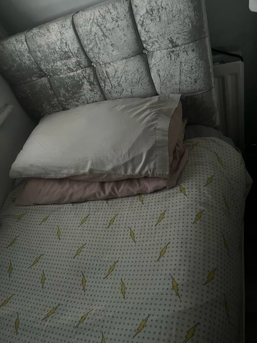 Bed - Image 1