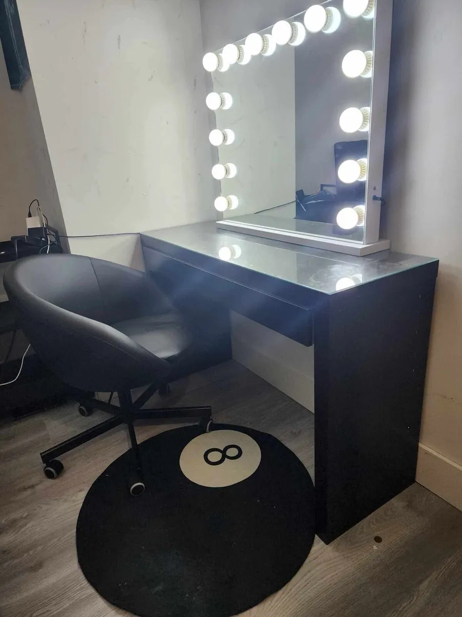 Led light laminated makeup table with chair