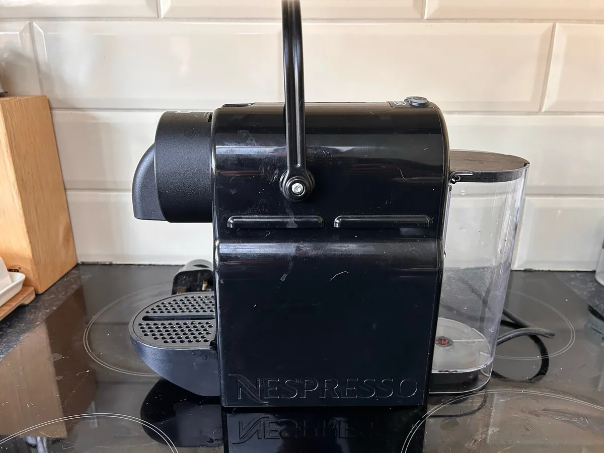 Nespresso Inissia EN80.B coffee maker - Image 1