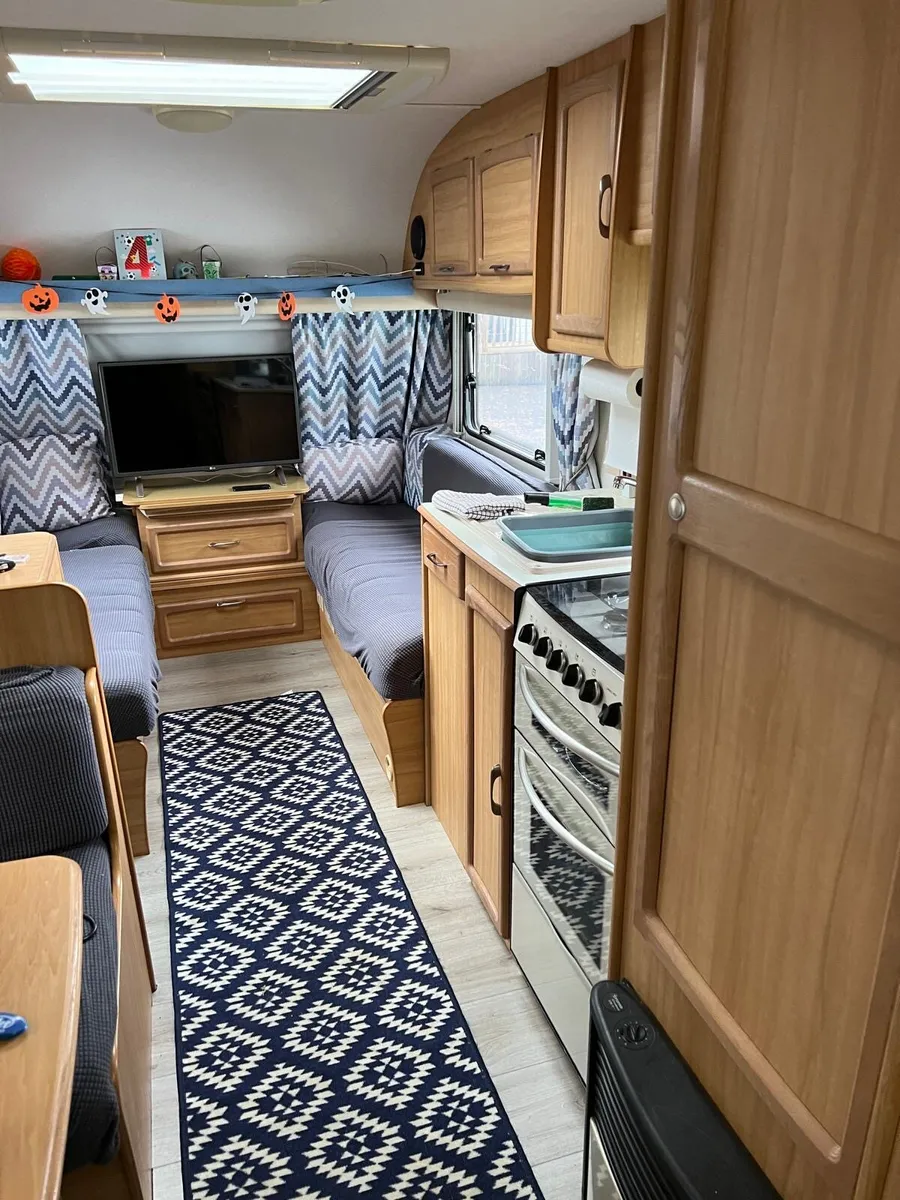 Caravan 6 berth fixed bunks - Image 2