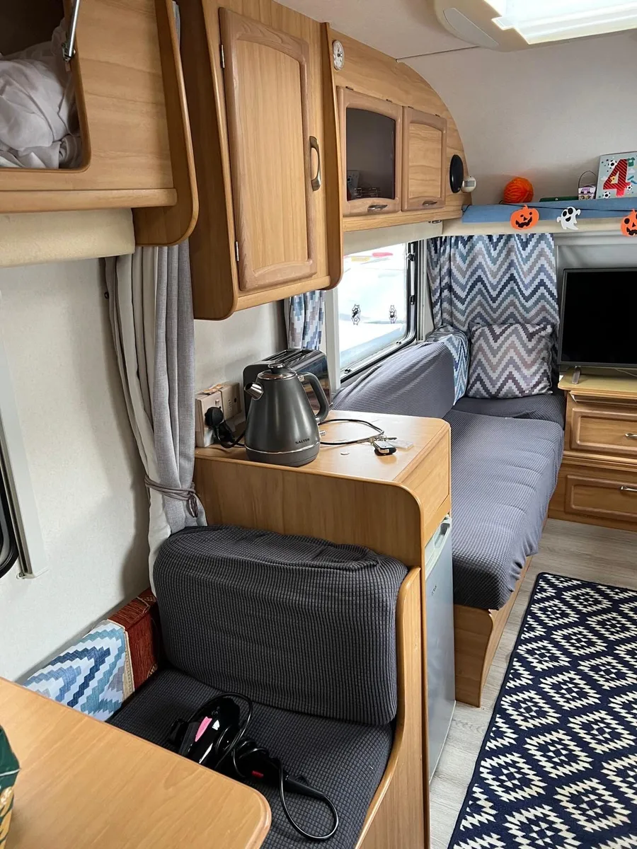 Caravan 6 berth fixed bunks - Image 4