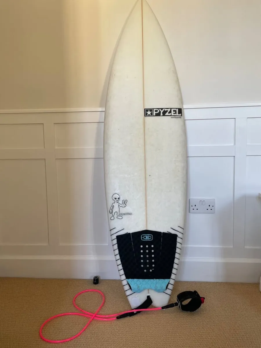 PYZEL PYZALIEN surfboard 5’6 - Image 1