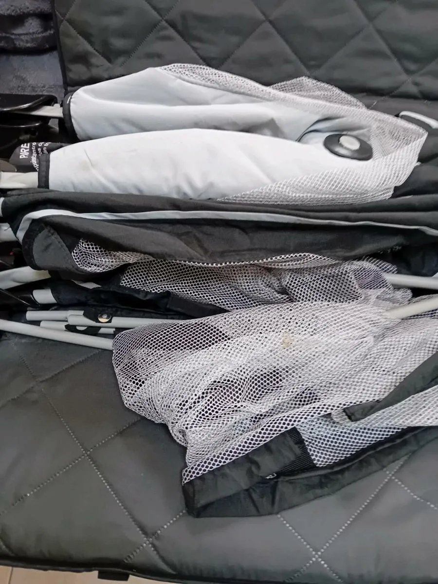 GRACO BABYS TRAVEL COT LIKE NEW - Image 2