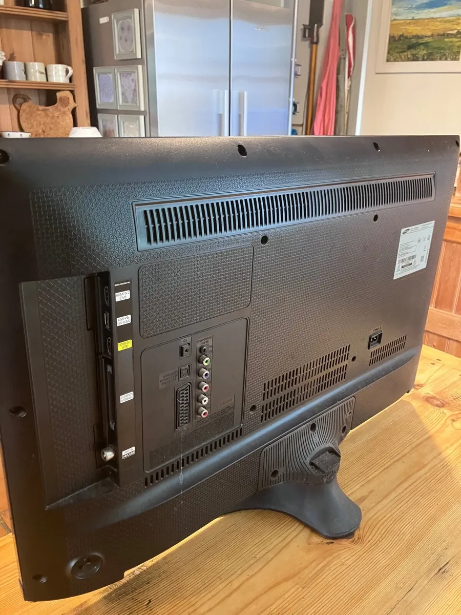 Samsung 32’ LCD HD Television - Image 2