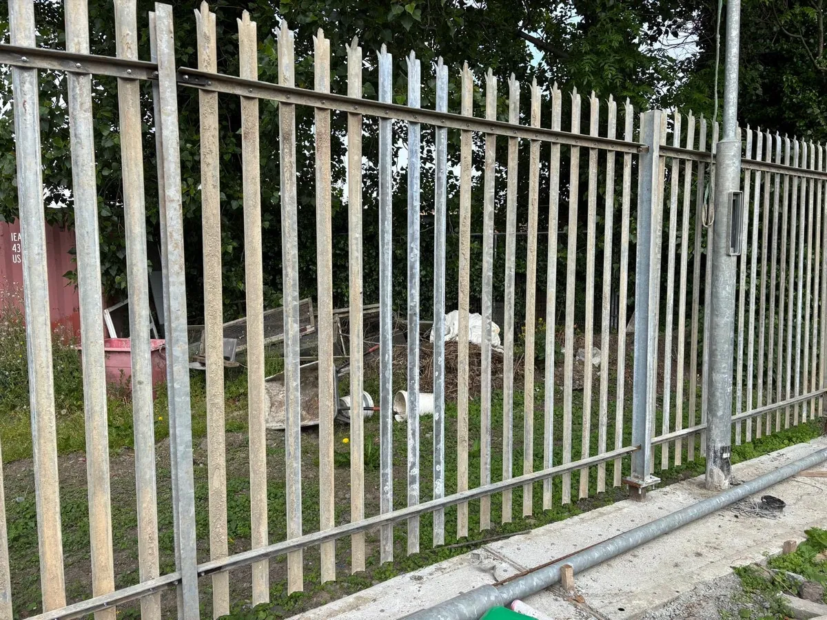 Knife edge palisade fencing - Image 1
