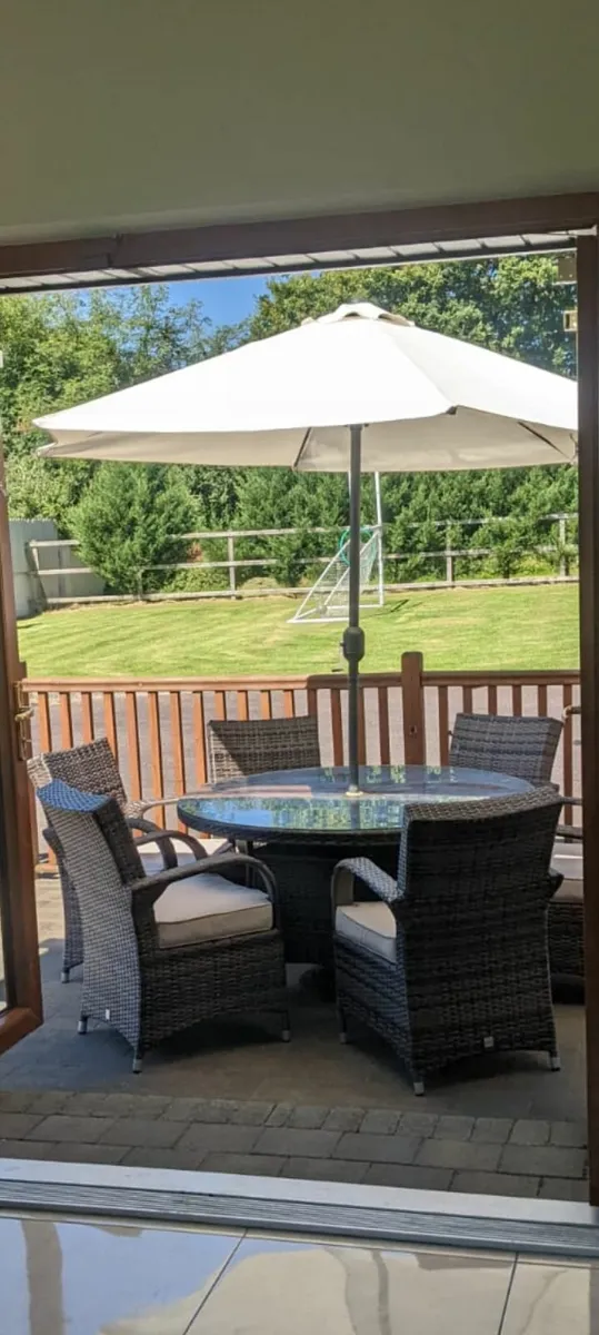 Round table and chairs - Image 1