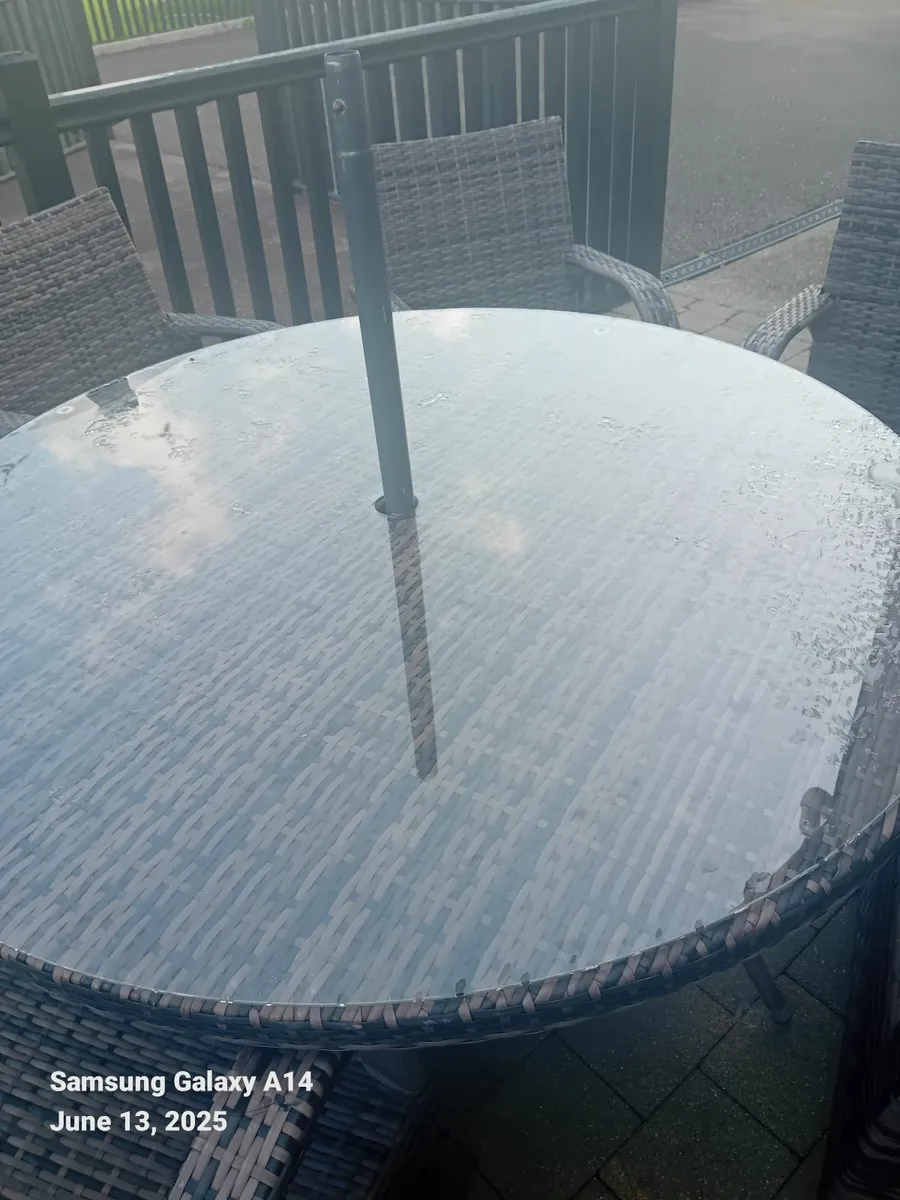 Round table and chairs - Image 2