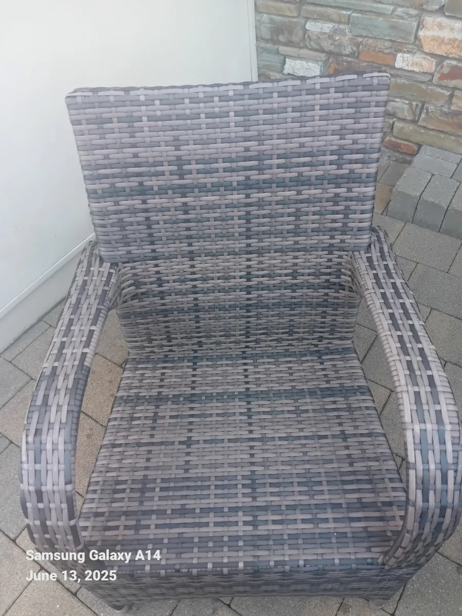 Round table and chairs - Image 4