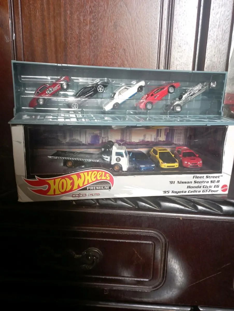 HOT WHEELS DIE-CAST MODLES CARS - Image 1