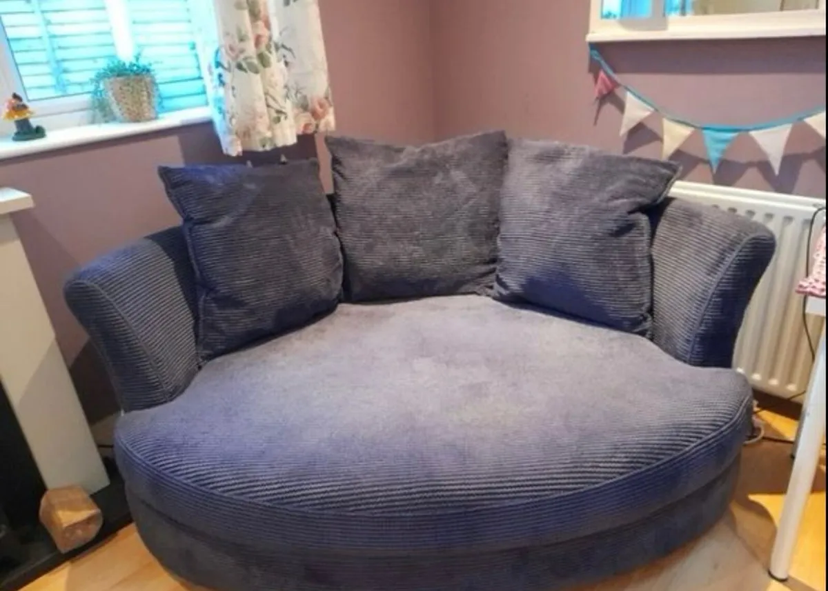 Love Couch - Image 1