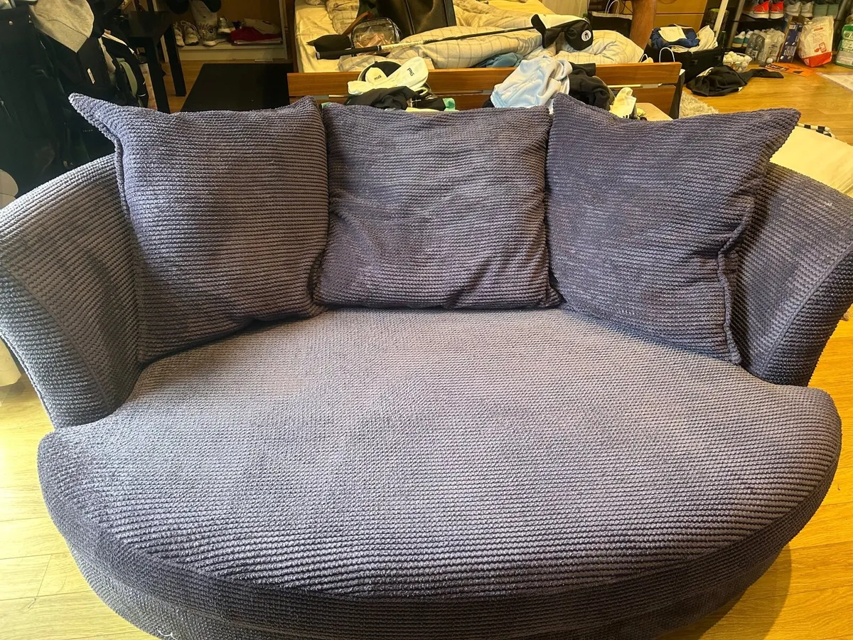 Love Couch - Image 4