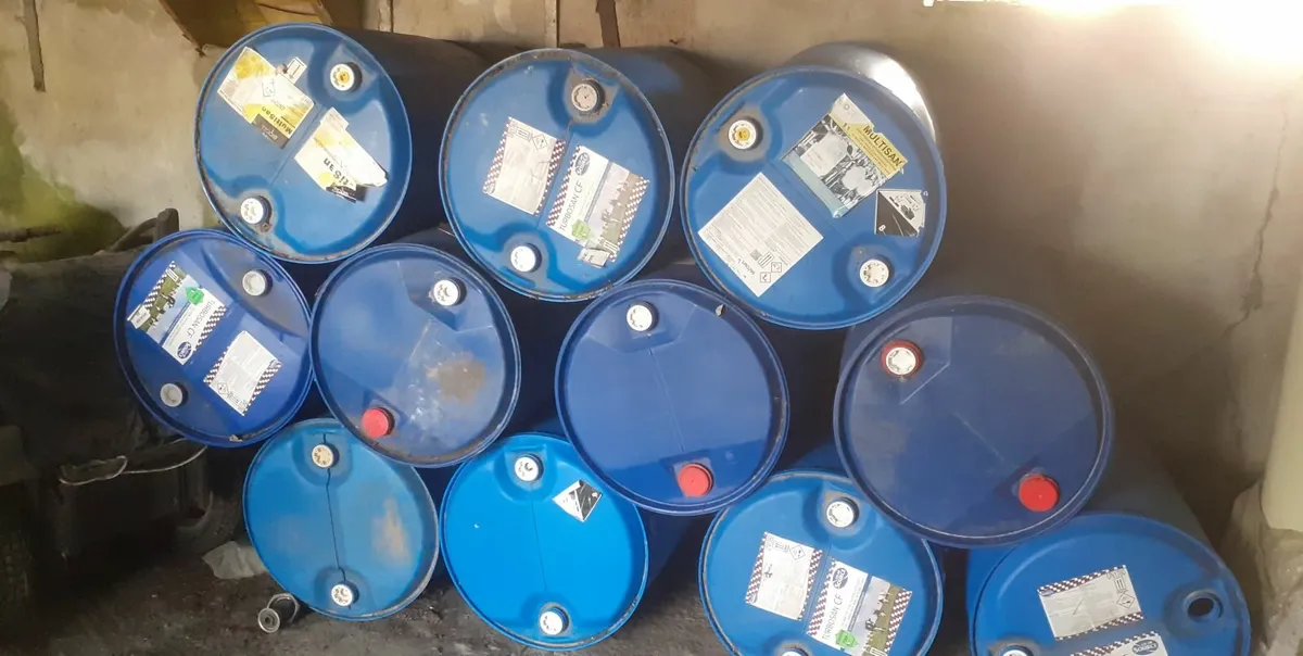 Blue barrels - Image 1