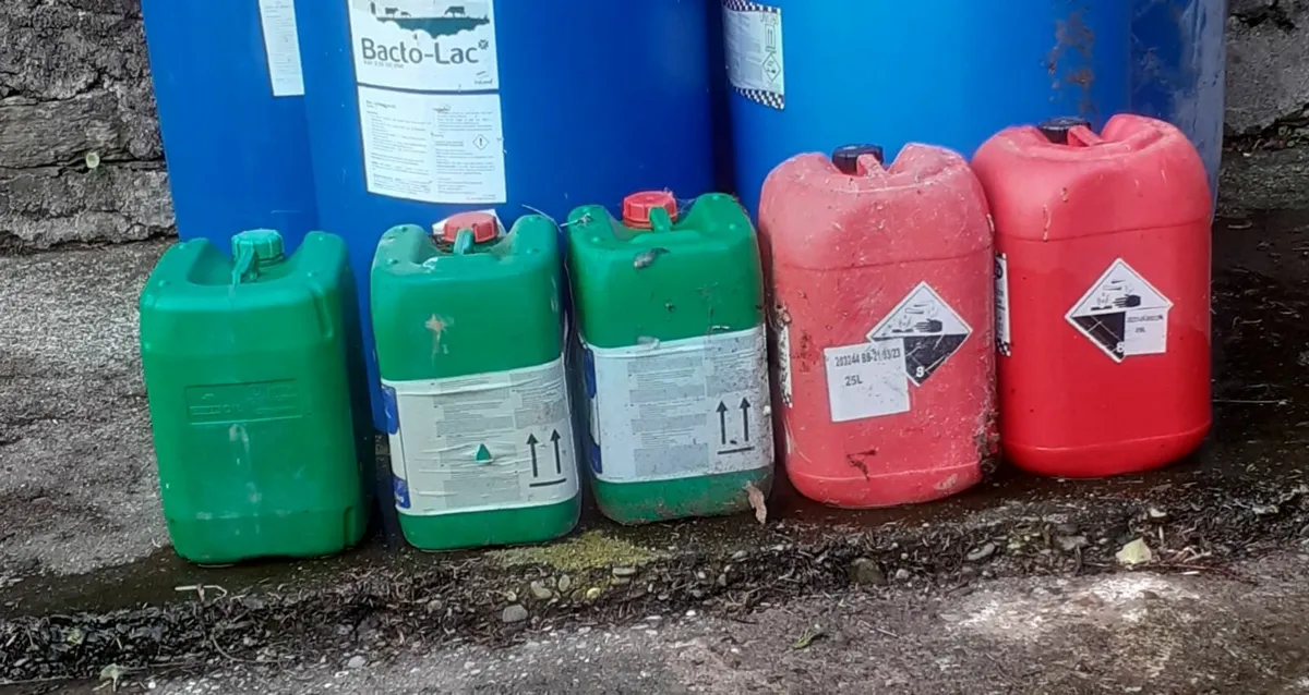Blue barrels - Image 2